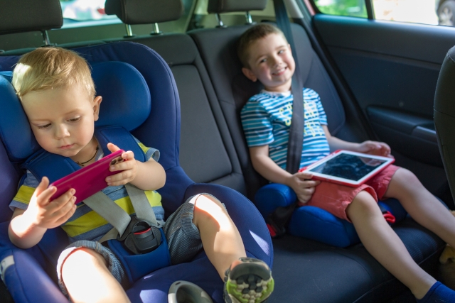 車載用Wi-Fiを通信回線に接続し、ゲームや動画視聴を楽しむ子供たち