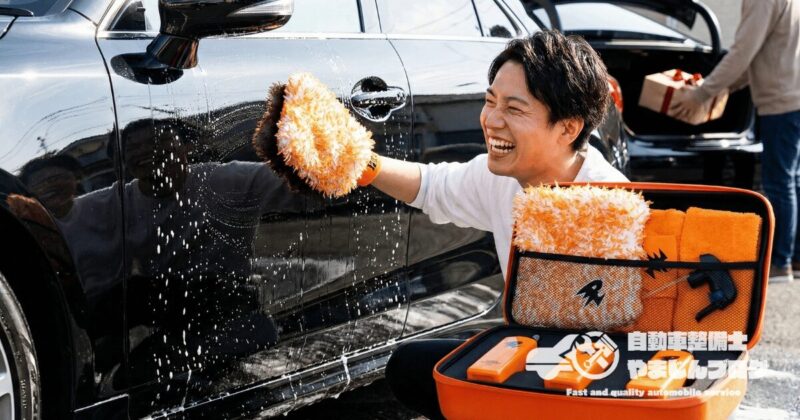 自宅の駐車場でBUDDICA PHOENIX メンテナンスキットを使って黒い車を洗車する男性。脚立の上にキットを置き、ムートンミットで泡洗車をしている様子。